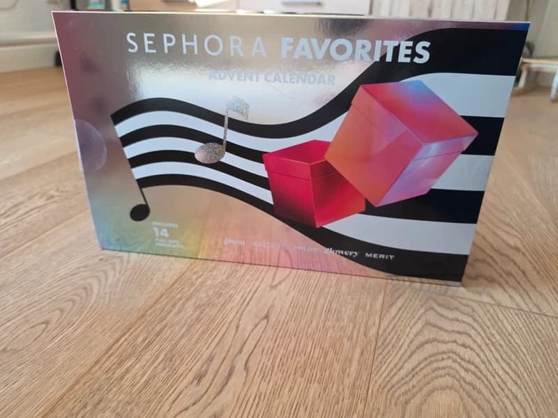 Calendrier Sephora Favorites debout sur un parquet clair