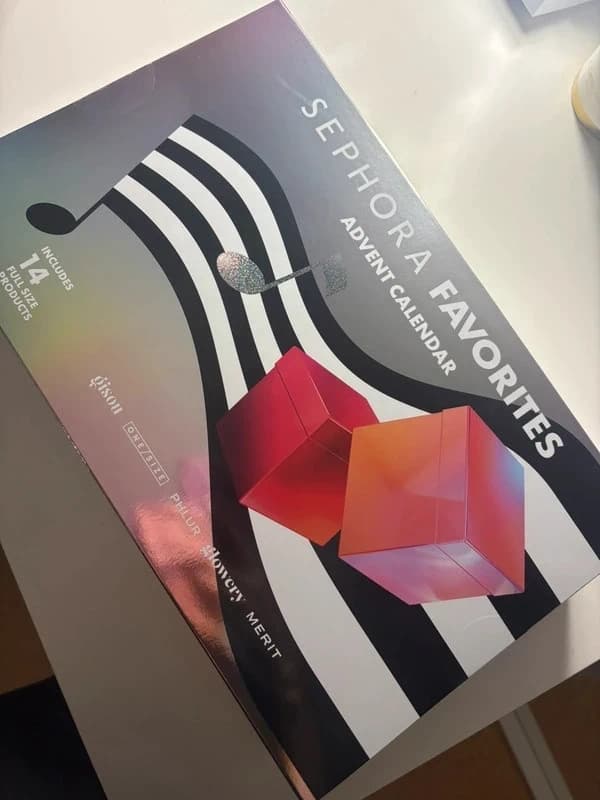 Calendrier Sephora Favorites vu de biais sur un bureau