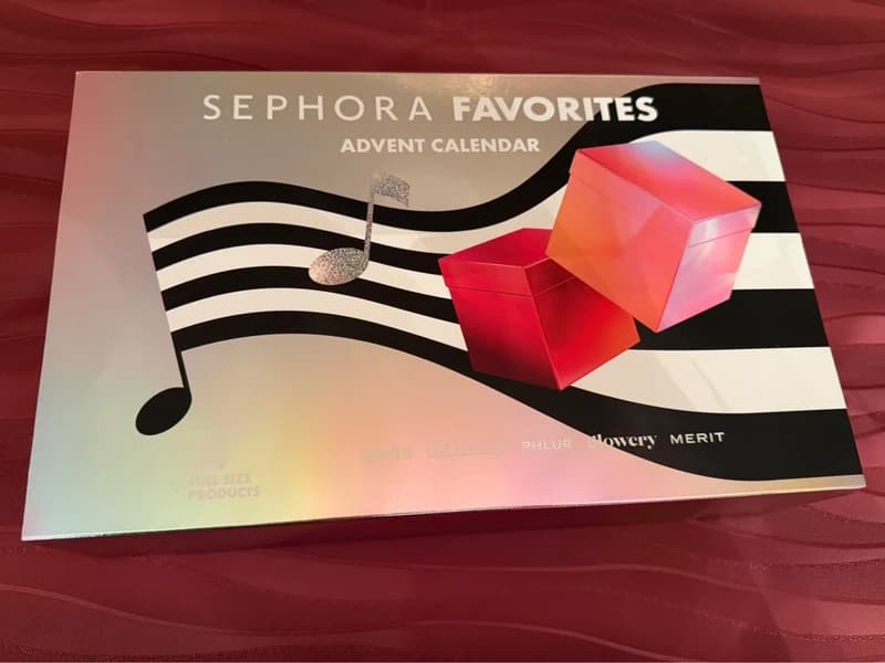 Calendrier Sephora Favorites sur une nappe rouge