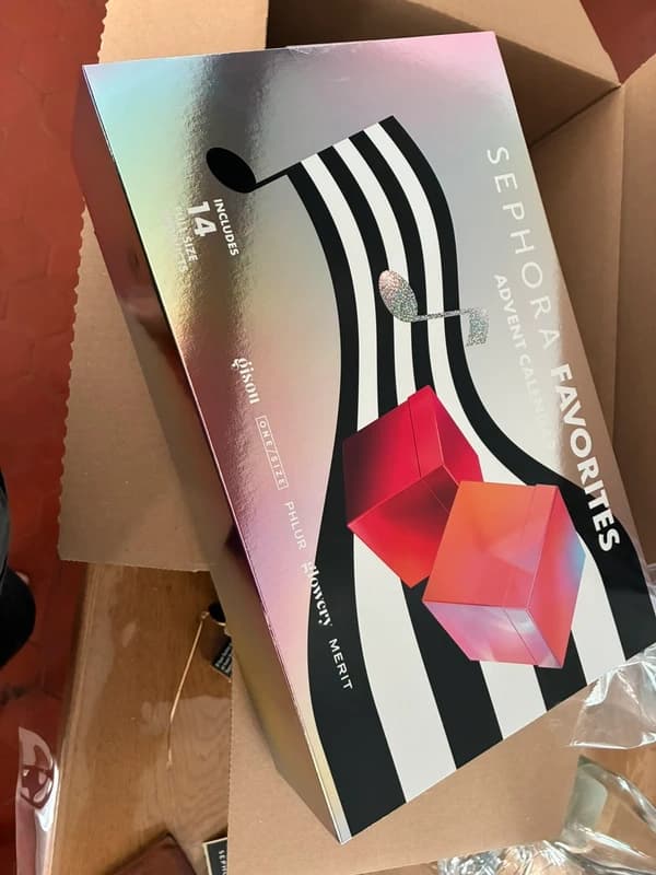 Calendrier Sephora Favorites sorti de son carton de livraison