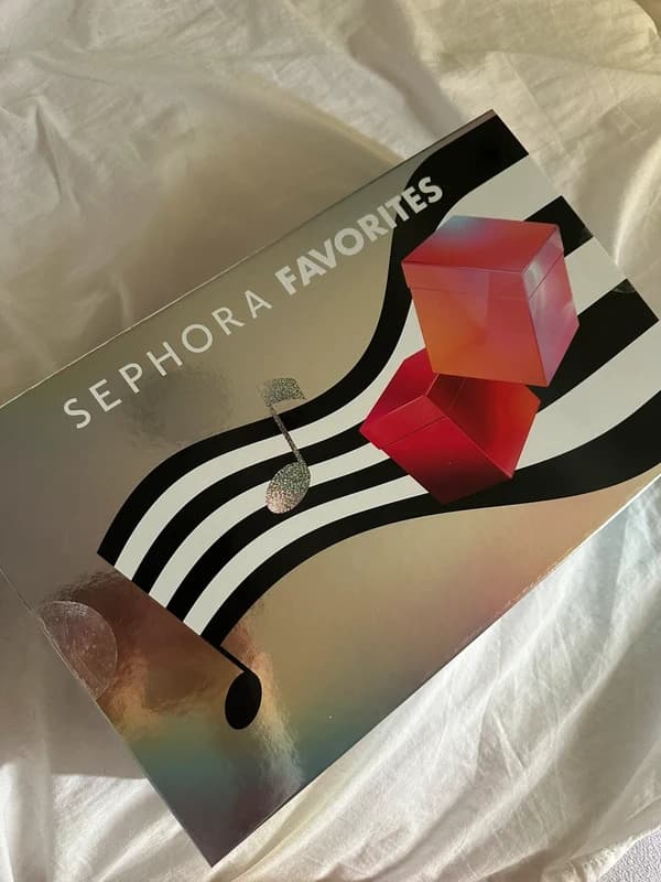 Calendrier Sephora Favorites sur un drap blanc à la lumière naturelle