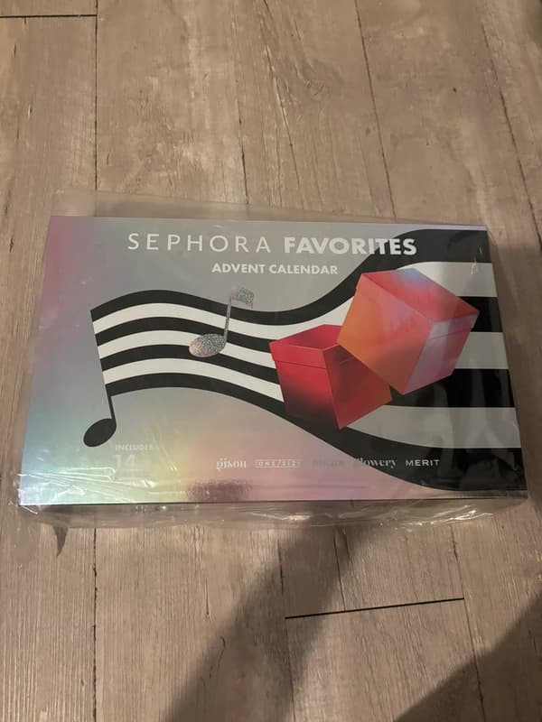 Calendrier Sephora Favorites encore sous film plastique, posé au sol